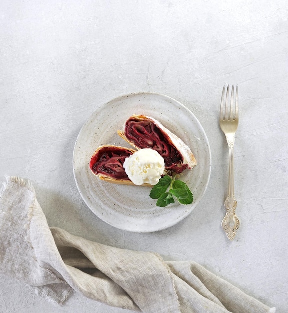 Kolacja przy świecach z potrawą